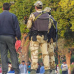 Das Taj Mahal hat für Indien einen immensen Wert - den Schutz überlässt man hier lieber dem Militär als der Polizei. Überall sieht man Soldaten.